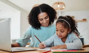 Parent et enfant partageant un moment serein autour des devoirs.