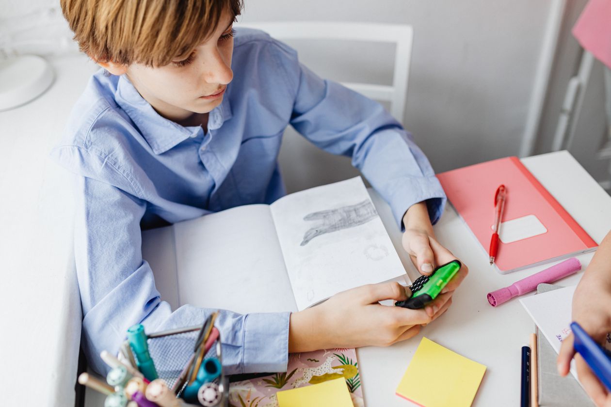Enfant organisant son travail pour devenir progressivement autonome